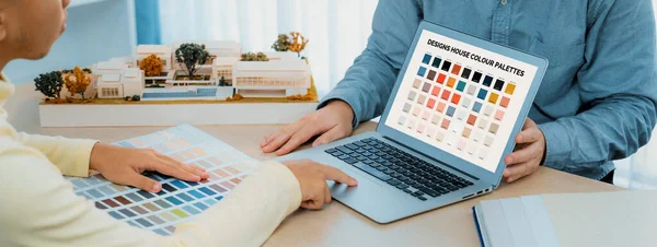 Architetto Professionista Presenta Selezione Dei Colori Utilizzando Laptop Visualizzato Colore — Foto Stock