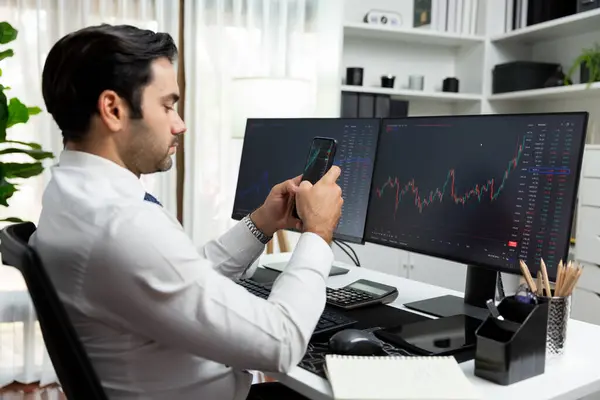 Comerciante Homem Negócios Busca Smartphones Analisando Bolsa Dinâmica Tela Investimento — Fotografia de Stock