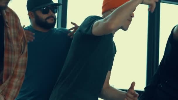 Grupp Unga Multikulturella Hipsterdansare Som Går Över Till Hiphop Musik — Stockvideo
