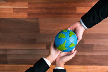 Üst düzey iş adamları, Dünya 'yı kurtarmak için CO2 salınımını azaltmak suretiyle çevresel koruma için ekolojik düzenlemeden yararlanmak amacıyla sinerjide bir arada tutuyorlar. Antika