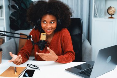 Güzel Afrikalı kadın etkileyicilerin sunucu kanalı yeni dinleyicilerle yayın stüdyosunda konuşuyor. Canlı sosyal medyada yaşam koçu danışmanlığı zamanı. Tavsiye verme kavramı. Tatlandırıcı.