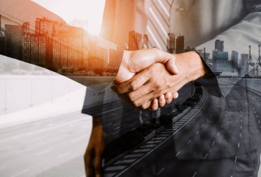 İş adamlarının arka plandaki belediye binasında el sıkışması ortaklık anlaşmasının başarısını gösteriyor. Kurumsal takım çalışması, güven ortağı ve iş anlaşması kavramı. uds