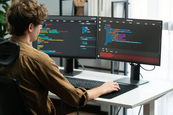 Desenvolvedor Trabalhando Desenvolvimento Software Line Monitores Escritório Moderno Telas Aplicativos — Fotografia de Stock