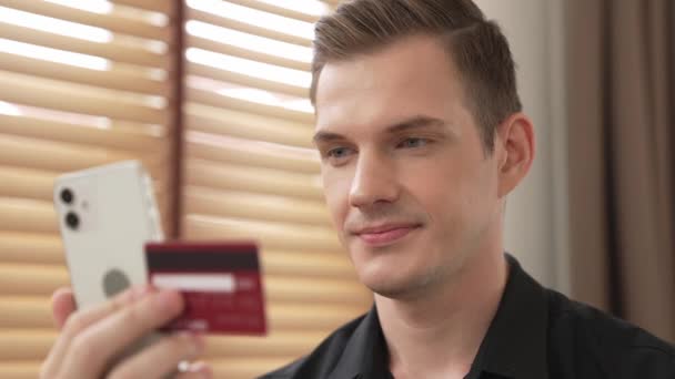 Masada Oturan Genç Adam Kredi Kartıyla Ödeme Yapmak Için Akıllı — Stok video