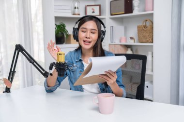 Kot pantolon giyen, yaratıcı yayın yapan genç Asyalı sunucu stüdyo dinleyicisiyle günlük hayatta pazarlamayı ya da danışmanı tanıtmayı online olarak anlatıyor. Taktik.