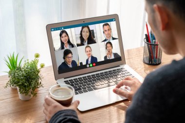 İş dünyasından iş adamlarının modern sanal grup toplantısı için video konferansındaki iş adamları