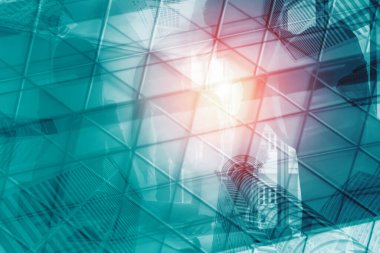 Ofis binası ve iş anlaşmasının başarısını gösteren grup toplantısıyla solmuş iş dünyasının soyut geçmişinin çift pozlu görüntüsü. uds