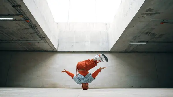 Glad Dansare Njuta Övning Break Dance Eller Freestyle Dans Byggnaden — Stockfoto