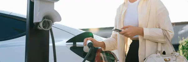 Frau Mit Einkaufstasche Und Smartphone Strom Bezahlen Den Elektroauto Akku — Stockfoto