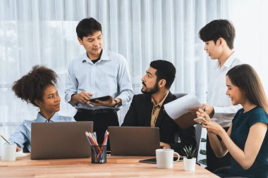 Mutlu iş adamları birlikte çalışır, şirket ofisinde tartışırlar. Profesyonel ve çeşitlilik takım çalışması iş planını bilgisayarda tartışır. Modern çok kültürlü ofis çalışanı. Uyum