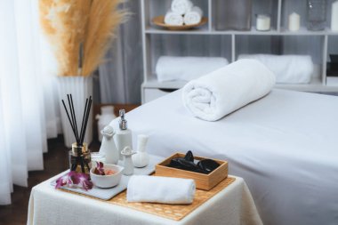 Lüks spa merkezindeki kaplıca masasında güzellik ve güzellik salonu aksesuarları. Spa masajı ve eğlence arka planı konsepti. Sessiz.