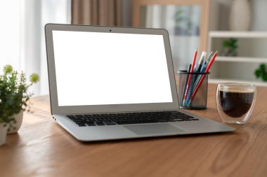 Tasarımınız için mod bilgisayardaki beyaz boş ekran monitör ekranında maket yapın