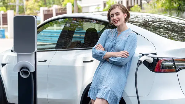 Beautiful Young Woman Recharging Her Electric Car Home Charging Station — Stock Photo, Image