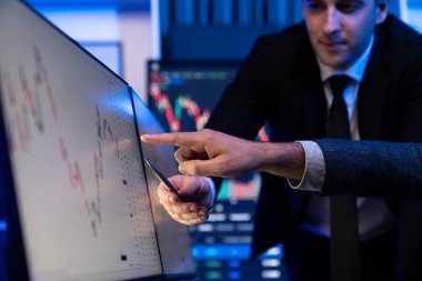 Gerçek zamanlı ekranda dinamik değerli analizler üzerine en yüksek hisse senedi piyasasını gösteren borsacılar, başarılı bir borsa planı yapmak için finans şirketine iş birliği yapıyorlar. Satılabilir.