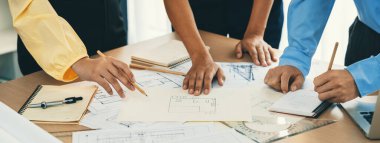 Usta mimar mühendis ekibi proje yöneticisi toplantı masasında dizüstü bilgisayar analiz verilerini kullanırken mimari dökümanlar etrafa saçıldı. - Yakın çekim. Tanımlama.