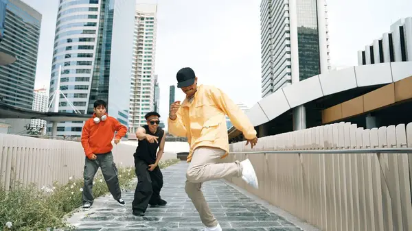 Happy Hipster Realizan Break Dance Mientras Amigo Muda Música Juntos —  Fotos de Stock