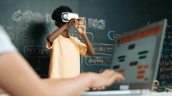 Closeup Van School Meisje Hand Codering Programma Terwijl Afrikaanse Student — Stockfoto