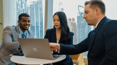 Şehir siluetine bakan süslü ofis, çeşitlilik uzmanlığı iddialı iş genişletme veya stratejik pazarlama tartışmaları. Finansal danışman, danışmanlık sektörü öngörüleri ve fikir verir