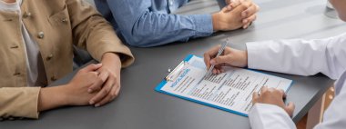 Doktor, doktor muayenehanesindeki genç çifte tıbbi teşhis raporu ve şefkat dolu sağlık hizmetleri konsültasyonu göster. Doktor randevusu ve tıbbi danışma konsepti. Neoterik