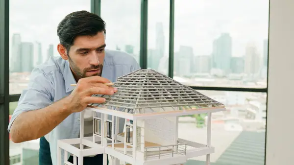 Επαγγελματίας Αρχιτέκτονας Μηχανικός Που Χρησιμοποιεί Μολύβι Μέτρησης Μήκους Οροφής Μοντέλου — Φωτογραφία Αρχείου