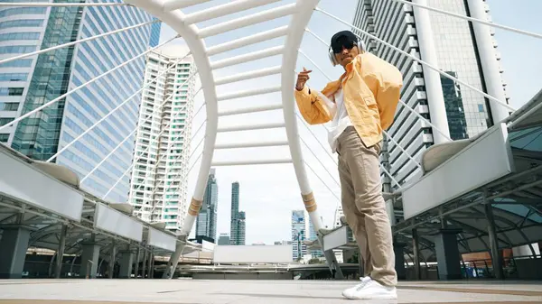 Asyalı Şık Bir Adam Düşük Açılı Kamerayla Hiphop Dansı Yapıyor — Stok fotoğraf