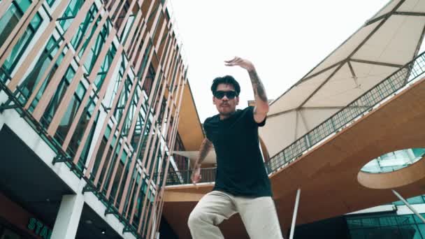 Genç Spanyol Break Dansçısı Kamera Önünde Alçak Açılı Kamerayla Dans — Stok video