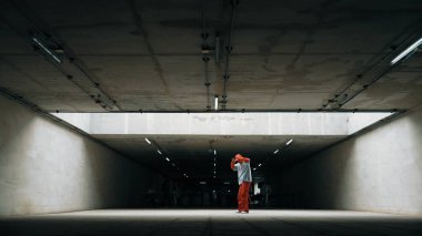 Yakışıklı hippilerin uzun vadede hareketli ve enerjik bir hareket sergilemesi. Serbest stil dansçı break dans ya da apartmanda sokak dansı. Yakışıklı koreograf gösterisi hareketi. Açık hava sporu 2024. Yumuşak bir şekilde..