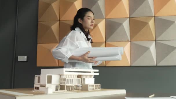 Szekrény Professzionális Ázsiai Női Építész Mérnök Keres Miközben Ellenőrzi Ház — Stock videók