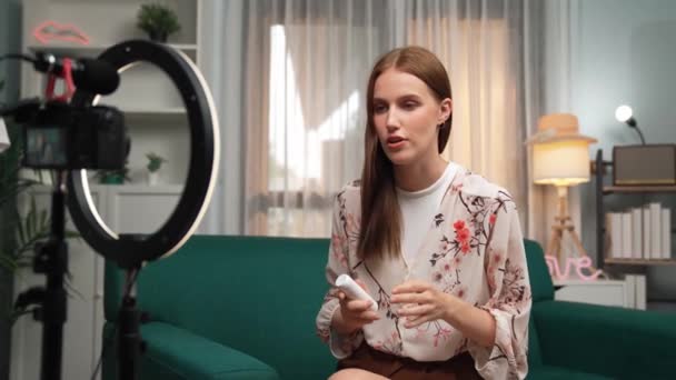 Frau Influencer Schießen Live Streaming Vlog Video Überprüfung Hautpflege Für — Stockvideo