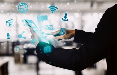 Multimedya ve Bilgisayar Uygulamaları Konsepti. Modern arayüze sahip dijital cihaz teknolojisi kullanan iş adamları cihazda sosyal, alışveriş, kamera ve multimedya uygulamalarını gösteriyorlar. uds