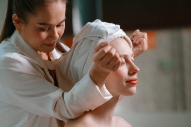 Güzel beyaz kadınlar, Taylandlı profesyonel masör tarafından rahat bir şekilde sırt masajı yapıyorlar. Huzurlu bir ortamla çevrili derin bir rahatlama içinde. - Yakın çekim. Geçmişi bulanıklaştırıyor. Huzur