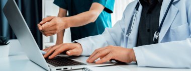 Hastane masasında birlikte çalışan ve tıbbi tedavi planlayan profesyonel tıbbi ekip. Takım çalışması başarılı hastalıklara ve hastalıklara yol açar. Panorama Katı