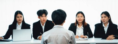 Aday, ofis masasında insan kaynakları müdürüyle iş görüşmesi yapıyor ve boş işe alma pozisyonunu doldurmak için konuşmacı arıyor. Profesyonel İK uzmanı görüşme adayı .