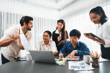 Veri analistleri ofis çalışanlarından oluşan bir ekip, mali, trend ve pazarlama verilerini analiz etmek için iş istihbaratı BI gösterge paneli üzerinde işbirliği yapmaktadır. BI yazılım kullanım sürücüsü iş başarısı. Tedbirli