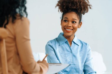 Mutlu hasta ve psikolog klinikte olumlu duygularla ruh sağlığı sohbeti yaparken, aynı zamanda yurtiçi ofisteki psikologlara başarılı bir iş ve yaşam sunuyor.