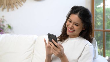 Genç bir kadın internet üzerinden alışveriş yapmak için internet üzerinden internet üzerinden internet üzerinden alışveriş yapıyor. Modern ve konforlu çevrimiçi alımlar güvenli ve uygun alışverişleri sağlar.