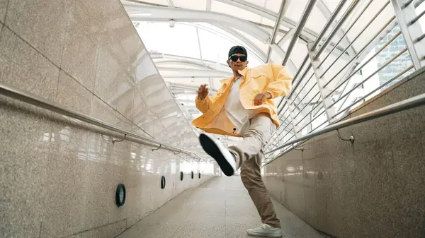 Vakkundig Gelukkig Aziatisch Hipster Wandelen Tijdens Het Dansen Smalle Gang — Stockfoto