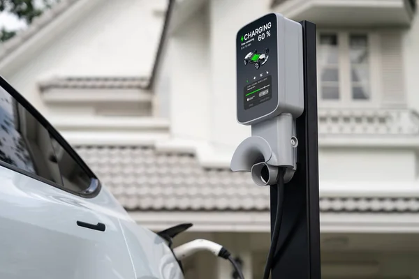 电动汽车技术用于住宅区或家庭充电站的电动汽车电池充电 清洁和可持续能源对未来环境的无害生态运输 同步操作 — 图库照片