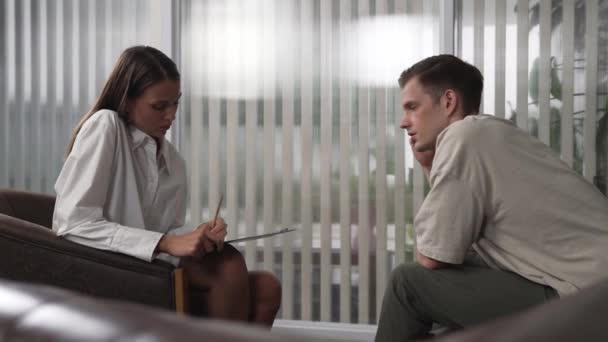 Konsultacja Psychologiczna Poprawia Problemy Psychiczne Młody Pacjent Robi Sesję Terapeutyczną — Wideo stockowe