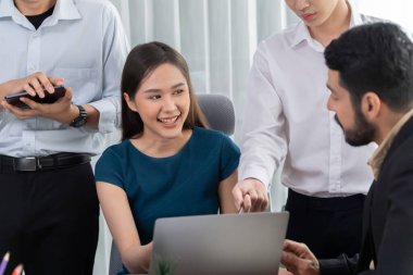 Profesyonel Asyalı çalışanlar, şirket ofisinde takım olarak çalışarak iş planları ve bilgisayarla başarılı olmak için verileri tartışırlar. Modern ofis çalışanı takım çalışması konsepti. Uyum