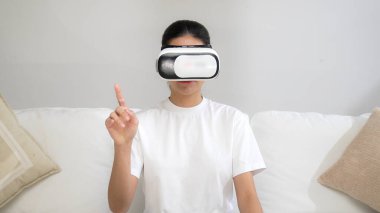 Canlı online alışveriş deneyimi için sanal gerçeklik gözlüğü kullanan genç bir kadın. Sanal gerçeklik VR yeniliği kadın dijital eğlence yaşam tarzı için optimize edildi.