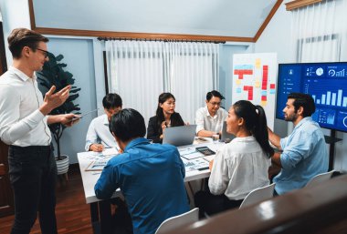 Analist ekibi toplantı odasındaki mali verileri analiz etmek için BI Fintech 'i kullanıyor. İş adamları iş görüşü ve stratejik pazarlama planlaması için BI 'ın torpido gözünü inceliyor. Tedbirli