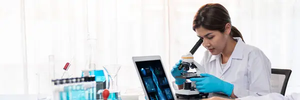 Naukowiec Przeprowadza Eksperyment Chemiczny Przy Użyciu Mikroskopu Laboratorium Medycznym Celu — Zdjęcie stockowe
