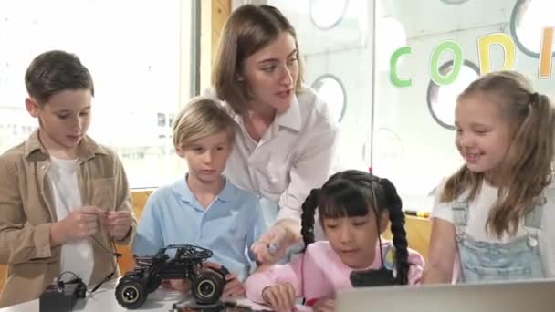 교사는 디지털 자동차 모델에 학생들에게 가르치고 설명합니다 다양한 아이들은 장비를 — 비디오