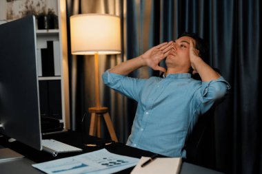 Dinamik veritabanı pazarlama analizi ile PC ekranındaki iş paragrafını araştıran stresli finansal analistin gece vakti modern ev ofisinde aylık rapor hazırlamasını düşünüyorum. Bireysel.