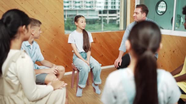 Junge Kluge Mädchen Diskutieren Kreis Über Probleme Geschickte Fröhliche Gymnasiasten — Stockvideo
