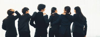 Ofis çalışanlarının panoramik afişi, arkadaşlık duruşu, başarılı takım çalışması ve iş istihdamı, İK işe alım konseptini simgeliyor. Kurnaz.