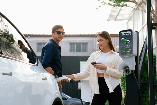 Eco Friendly Conscious Family Couple Recharging Vehicle Home Charging Station — Stock Photo, Image