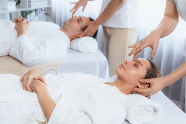 Kafkasyalı çift stres önleyici kafa masajının keyfini çıkarıyor ve lüks otellerde ya da otel spa salonlarında gündüz kaplıcalarında yüz güzelliği eğlencelerini şımartıyor. Sessiz.