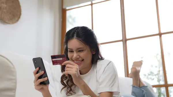 Mujer Compras Pagar Línea Mercado Internet Buscando Artículos Para Venta —  Fotos de Stock